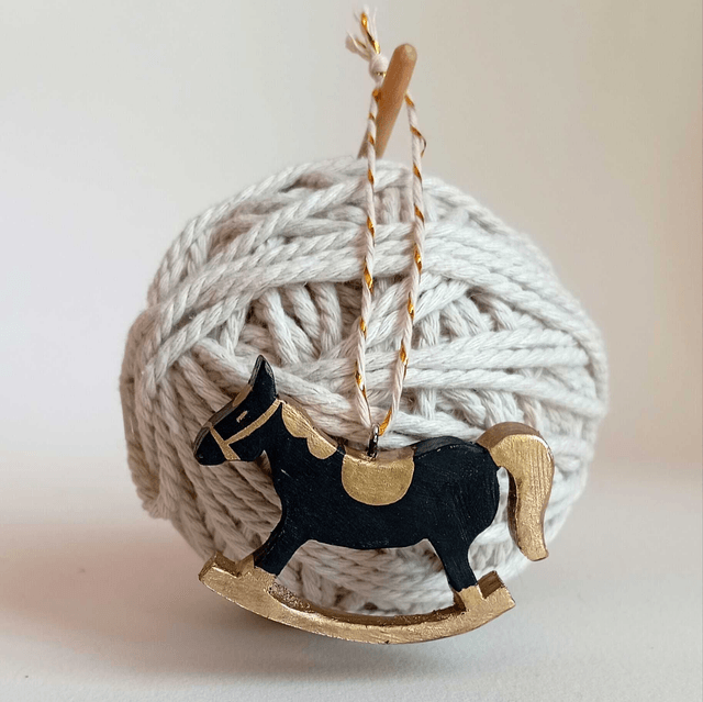 Cheval noir à bascule