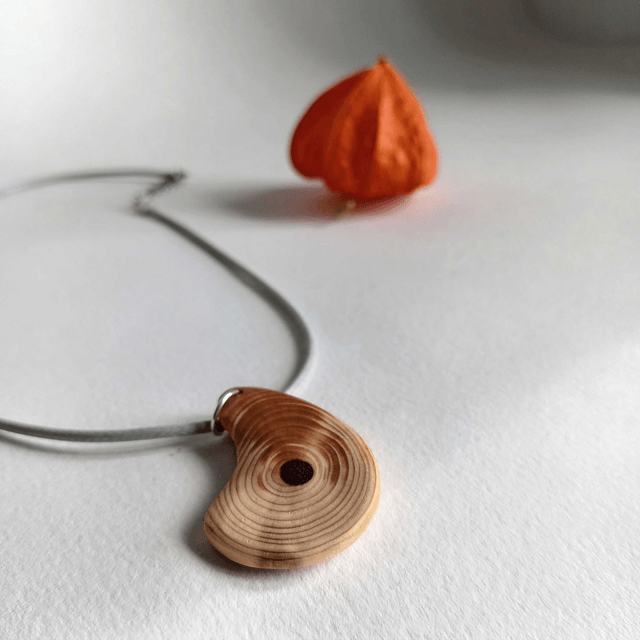 Pendentif en séquoia