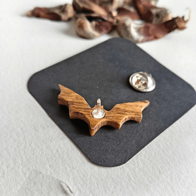Pin's chauve souris en olivier