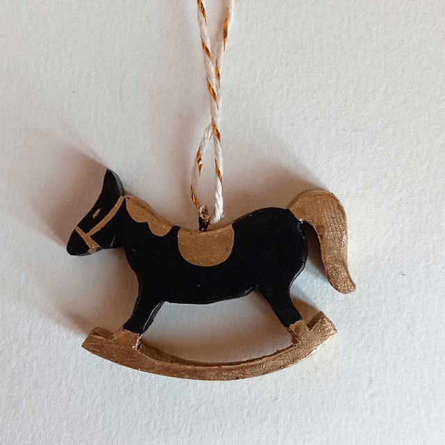 Cheval noir à bascule