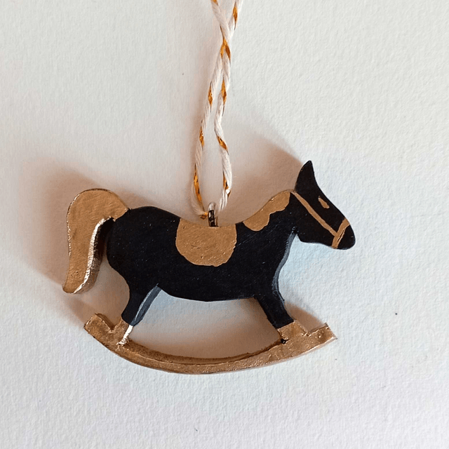 Cheval noir à bascule