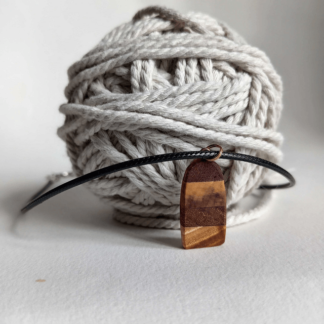 Pendentif avec quatre essences de bois