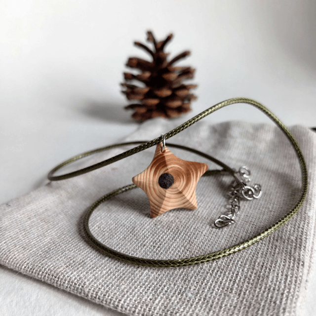 Pendentif étoile en séquoia
