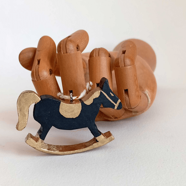 Cheval noir à bascule