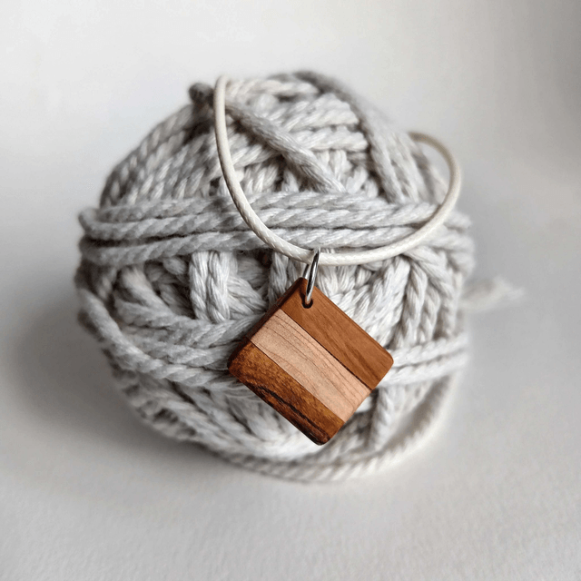 Pendentif carré au trois essences
