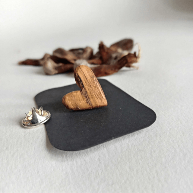 Pin's coeur en olivier