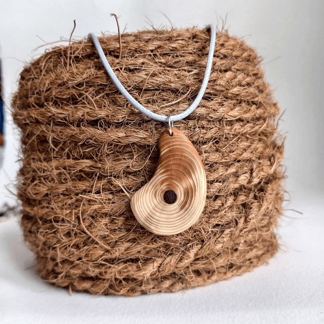 Pendentif en séquoia