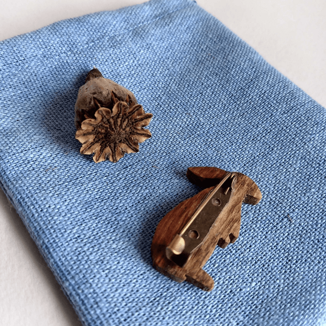 Broche lapin debout