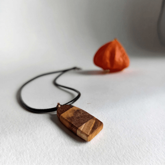 Pendentif avec quatre essences de bois