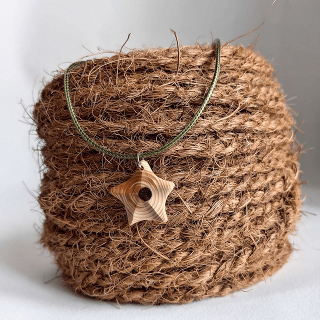 Pendentif étoile en séquoia