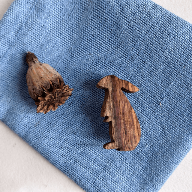 Broche lapin debout