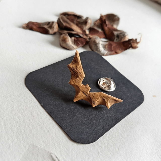 Pin's chauve souris en olivier