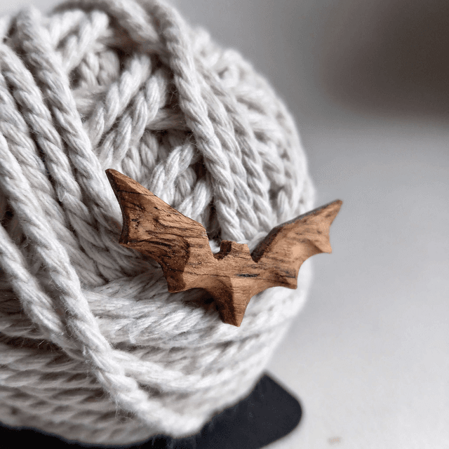Pin&#039;s chauve souris en olivier